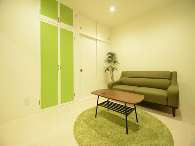 その他共有部分　緑をアクセントにしたリビング