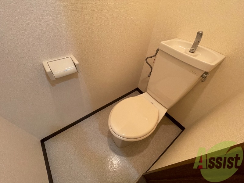 トイレ　こちらのトイレはウォシュレット付きでうれしいですね
