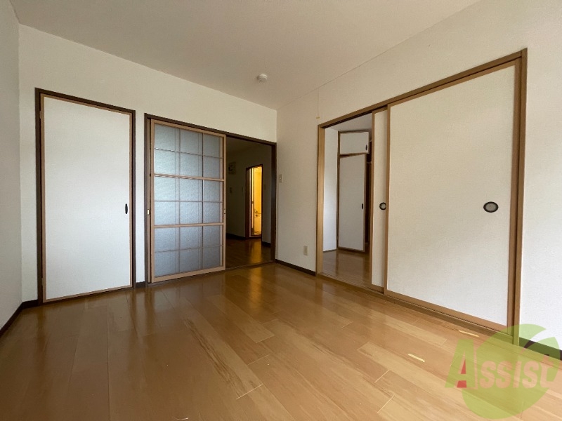 その他部屋・スペース　こちらの寝室は小窓が付いて落ち着いた感じですね