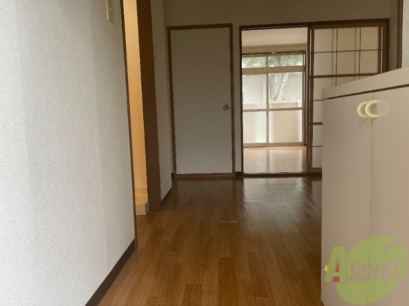 玄関　こちらが玄関ですシューズボックスが付いて便利ですね。