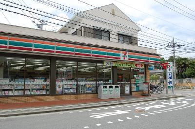 コンビニ　セブンイレブン（コンビニ）まで880m