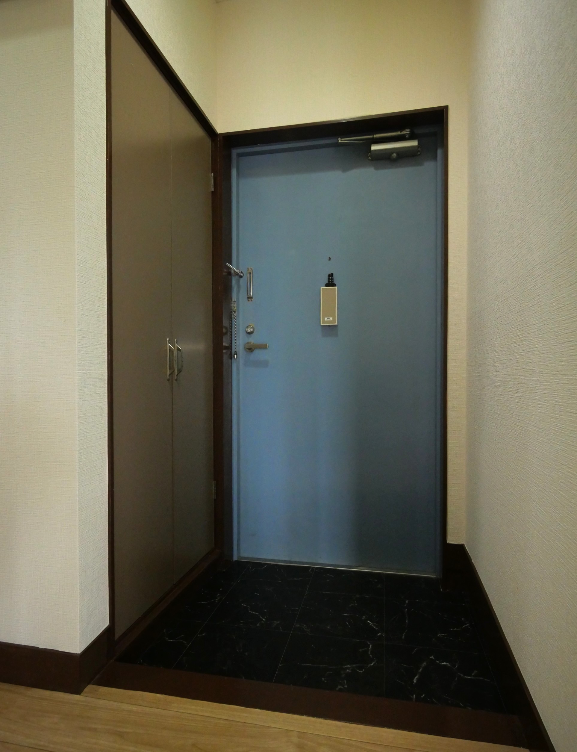 玄関　玄関の右手にシューズボックスがついてます