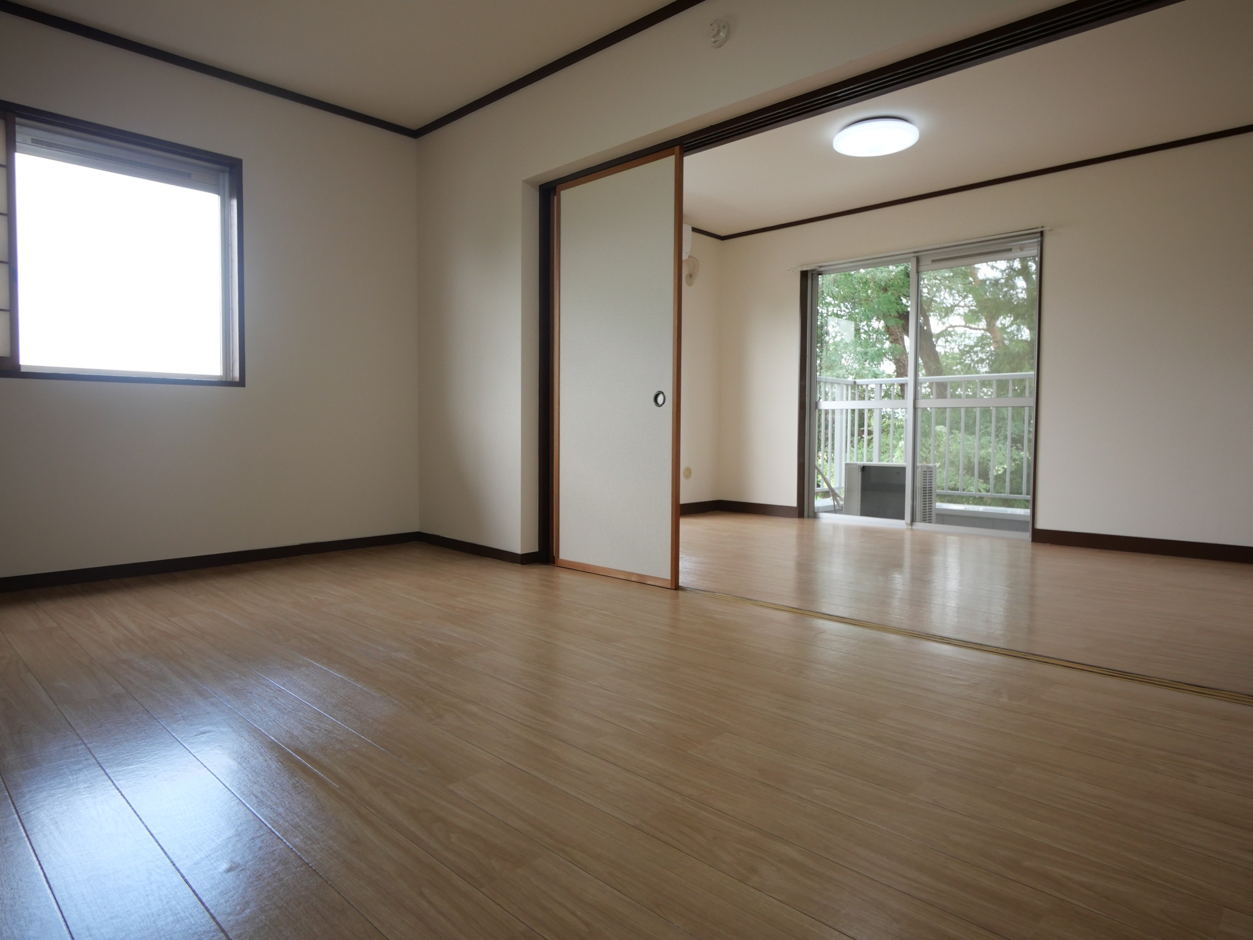 居室・リビング　2面に掃き出し窓があり広々さを感じるリビングです