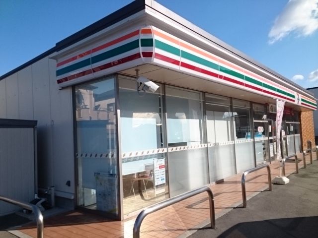 コンビニ　セブンイレブン様（コンビニ）まで220m