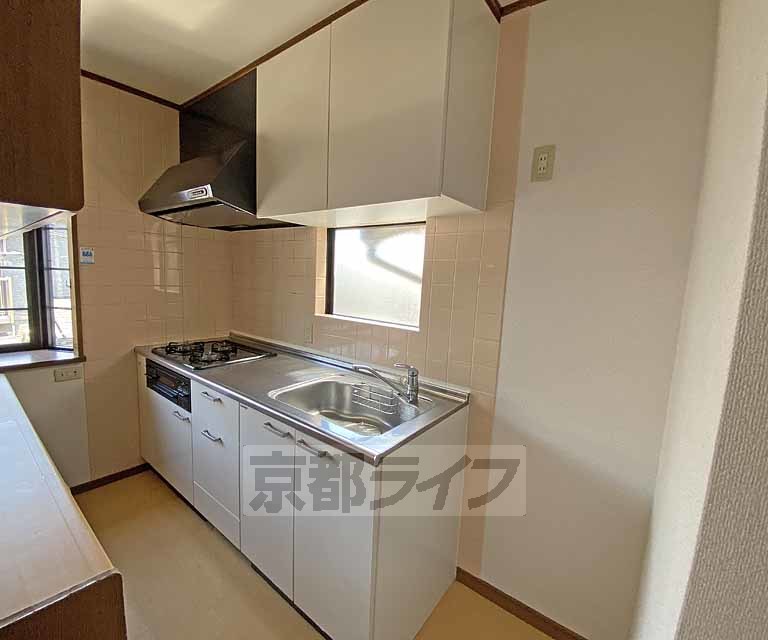 キッチン　収納たっぷりのシステムキッチンです。