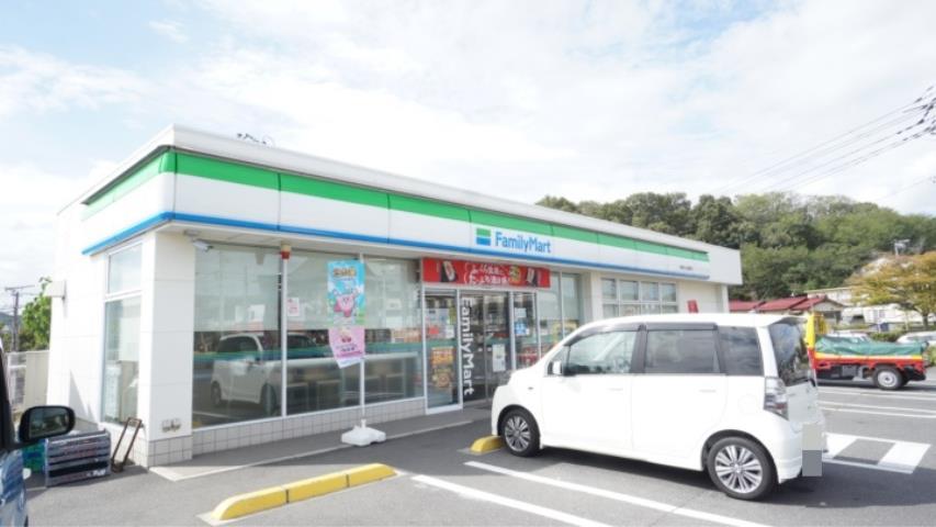 コンビニ　ファミリーマート（コンビニ）まで840m