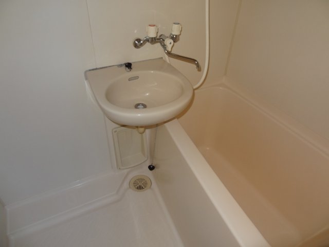 バス・シャワールーム　2018年撮影。現況が相違する場合は現況を優先致します。