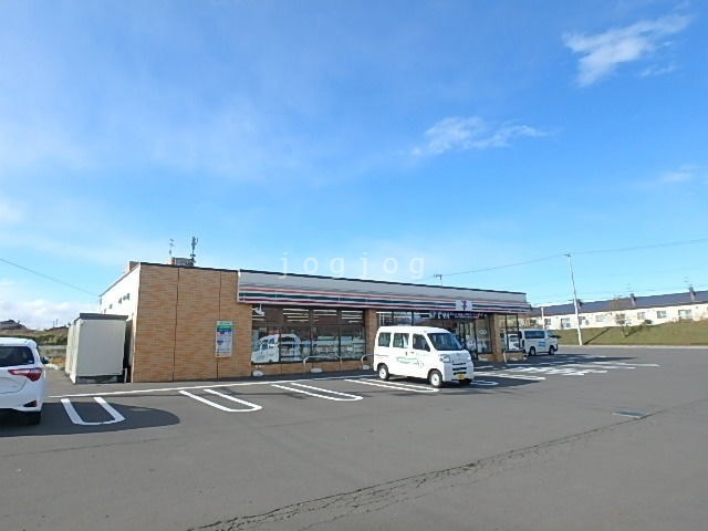 コンビニ　セブンイレブン千歳白樺店（コンビニ）まで885m