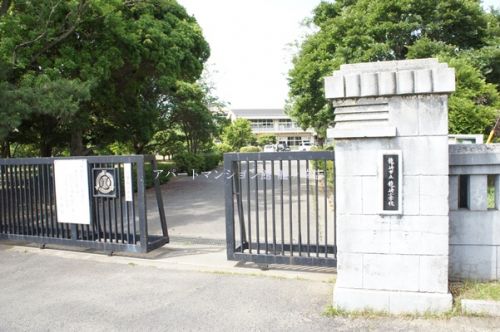 小学校　龍ケ崎市立 龍ケ崎小学校（小学校）まで327m