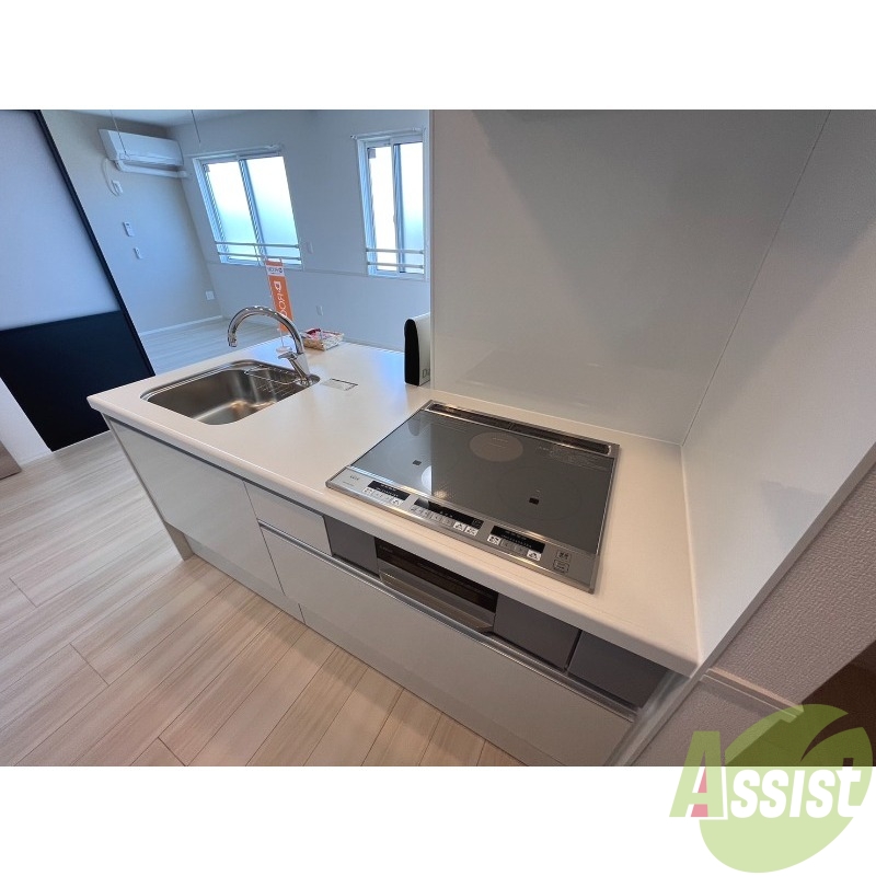 キッチン　キッチンはこちらのＩＨクッキングヒーター付きになりますね。