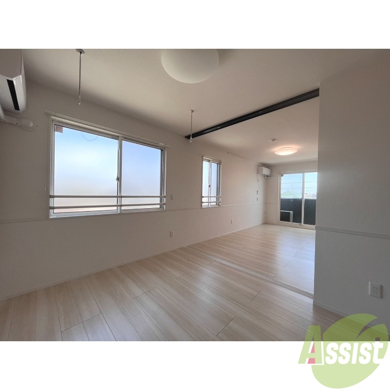 その他部屋・スペース　寝室には窓があるので、朝の目覚めが良さそうです。