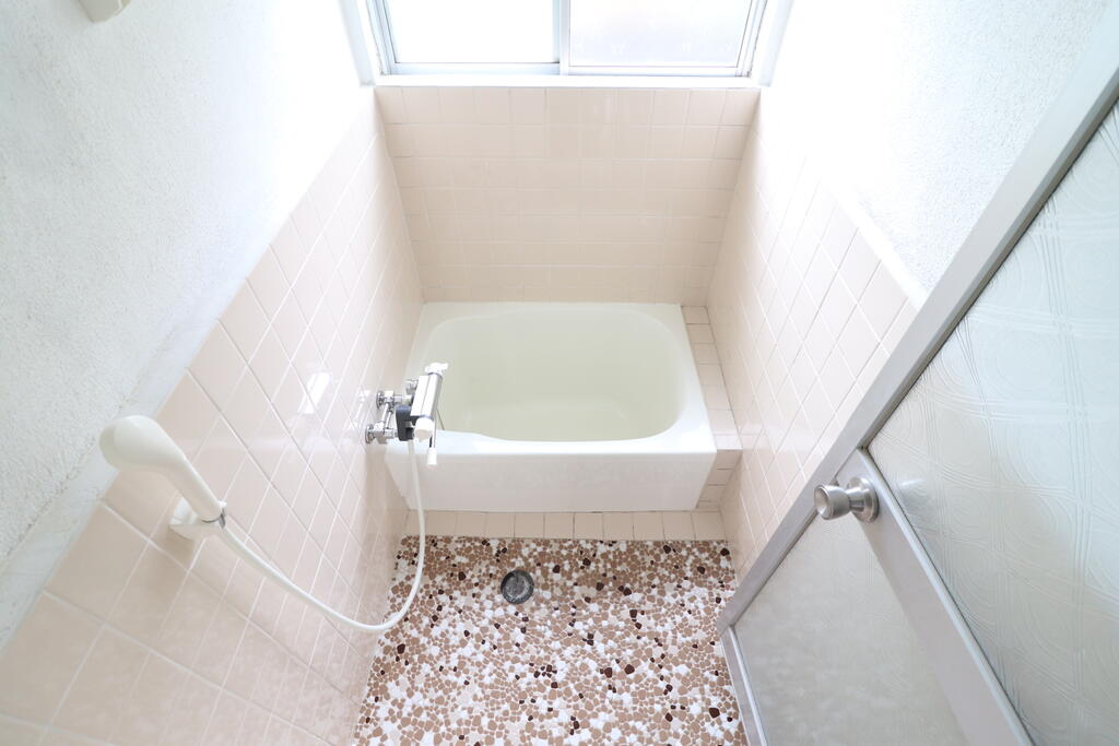 バス・シャワールーム　浴室の様子！シャワーもあります♪