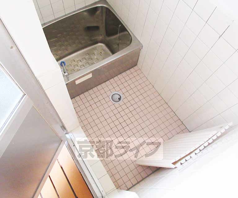 バス・シャワールーム　古風な浴室！