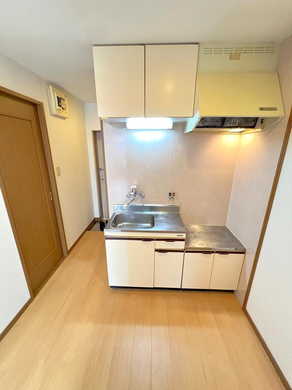 キッチン　キッチンには収納スペースもあります♪