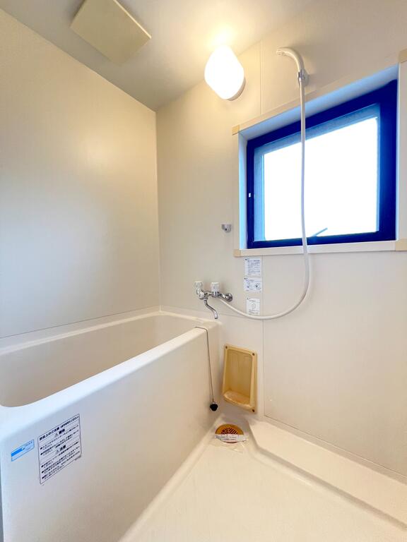 バス・シャワールーム　バスルームには換気窓もあります♪