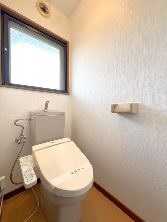トイレ　温水洗浄便座つきトイレ♪換気窓つき♪