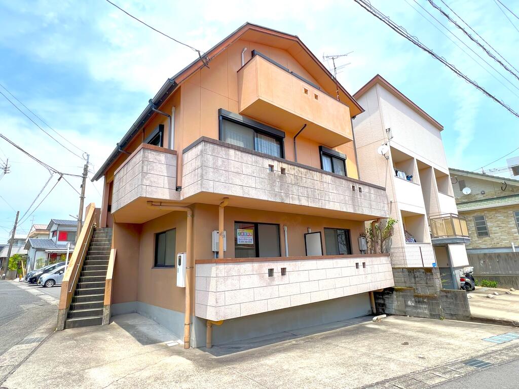 建物外観　1階の手前側の角部屋です。東南向きの２面採光です♪