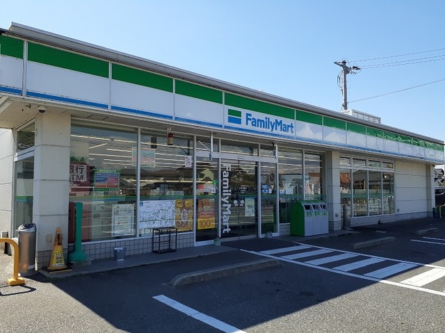 コンビニ　ファミリーマートさん（コンビニ）まで110m
