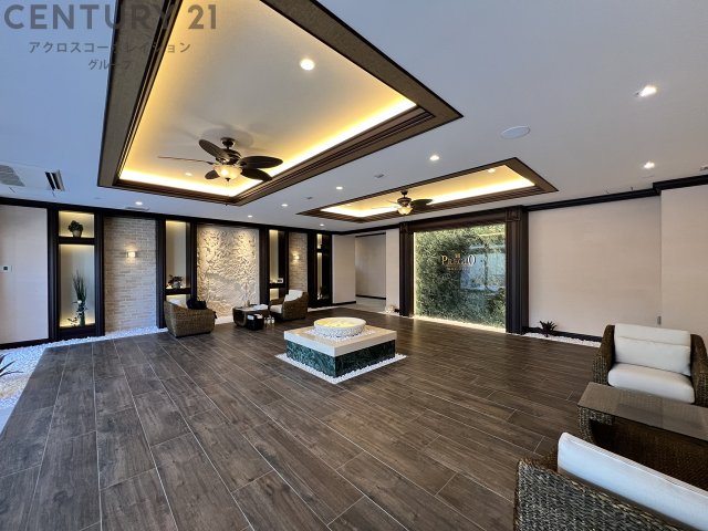 ロビー　敷地内駐車場・オートロック・エレベーター付き