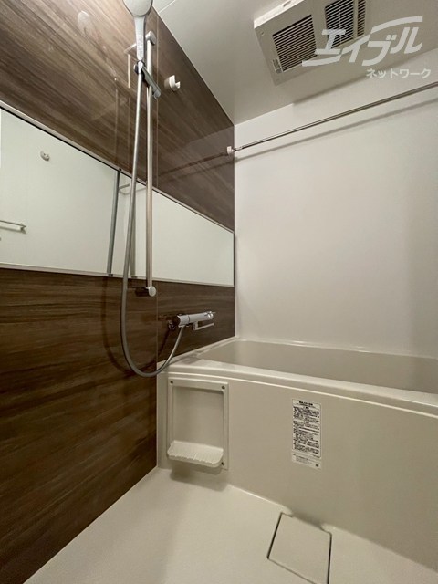 バス・シャワールーム　浴室乾燥機付きお風呂になります