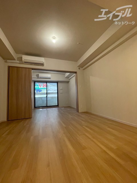 居室・リビング　リビング約１１．０帖ございます