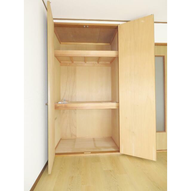 収納　洋室＠収納～建具開き扉を開口してみました。中棚と枕棚があり、