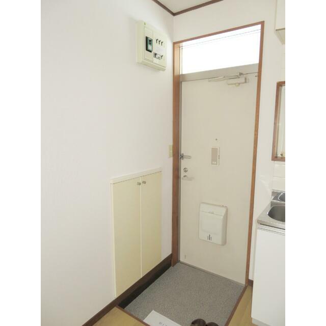 玄関　玄関＠下駄箱とドア～下駄箱は壁埋込型です。玄関ドアにチャイム