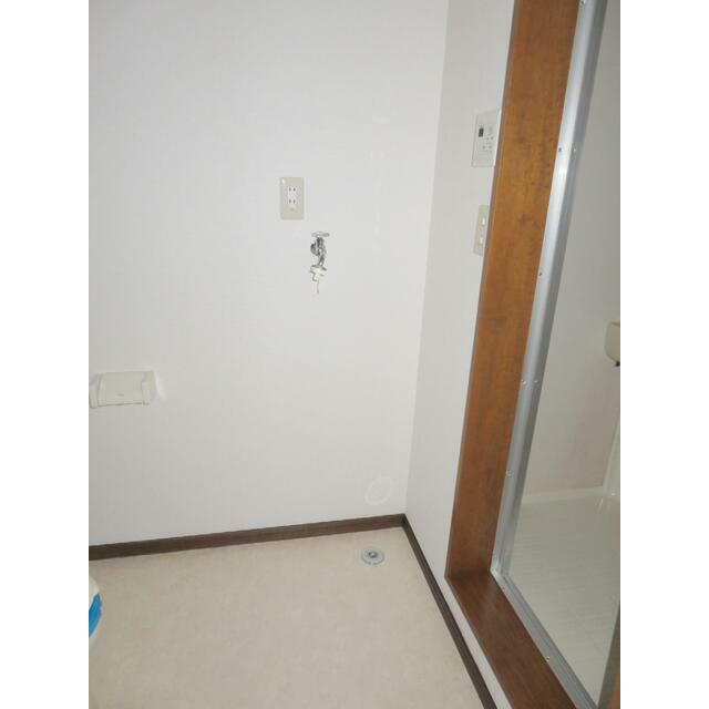 その他設備　トイレ＠洗濯機置場～トイレは洗濯機置場と脱衣所も兼ねています