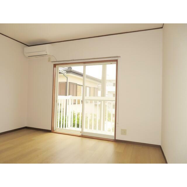 その他部屋・スペース　洋室＠南窓～窓外はベランダで物干し竿掛けもあります。雨戸はシ