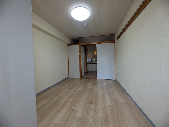 居室・リビング　同物件、別号室のものです。