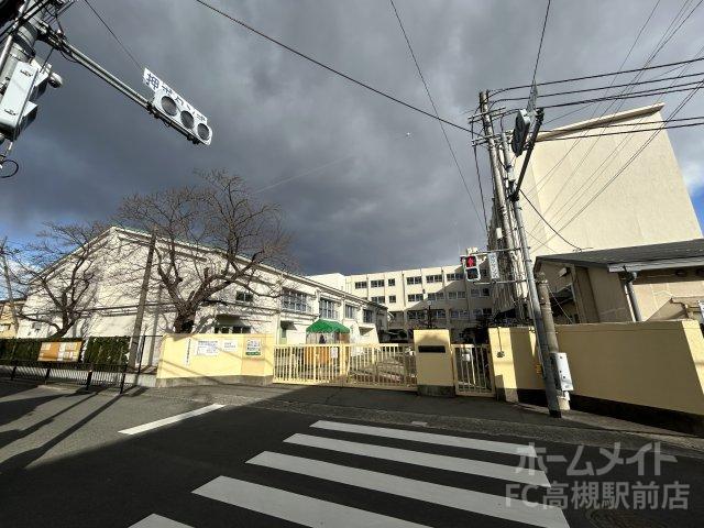 小学校　高槻市立西大冠小学校（小学校）まで895m