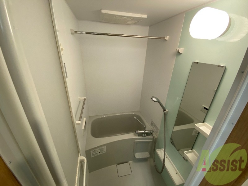 バス・シャワールーム　浴室はシンプル。一人暮らしにはちょうど良いサイズですね。