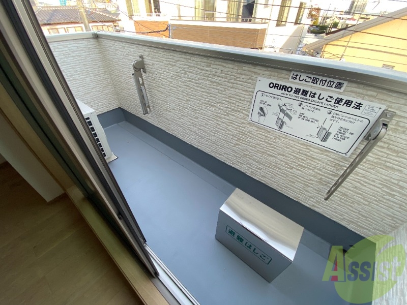 バルコニー　バルコニーは洗濯物を干すのに十分な広さがありますね。