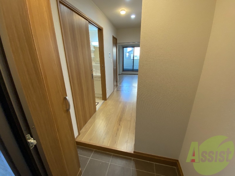 玄関　玄関から撮影しました。明るい印象ですね。