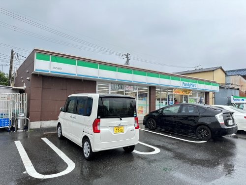 コンビニ　ファミリーマート 津乙部店（コンビニ）まで600m