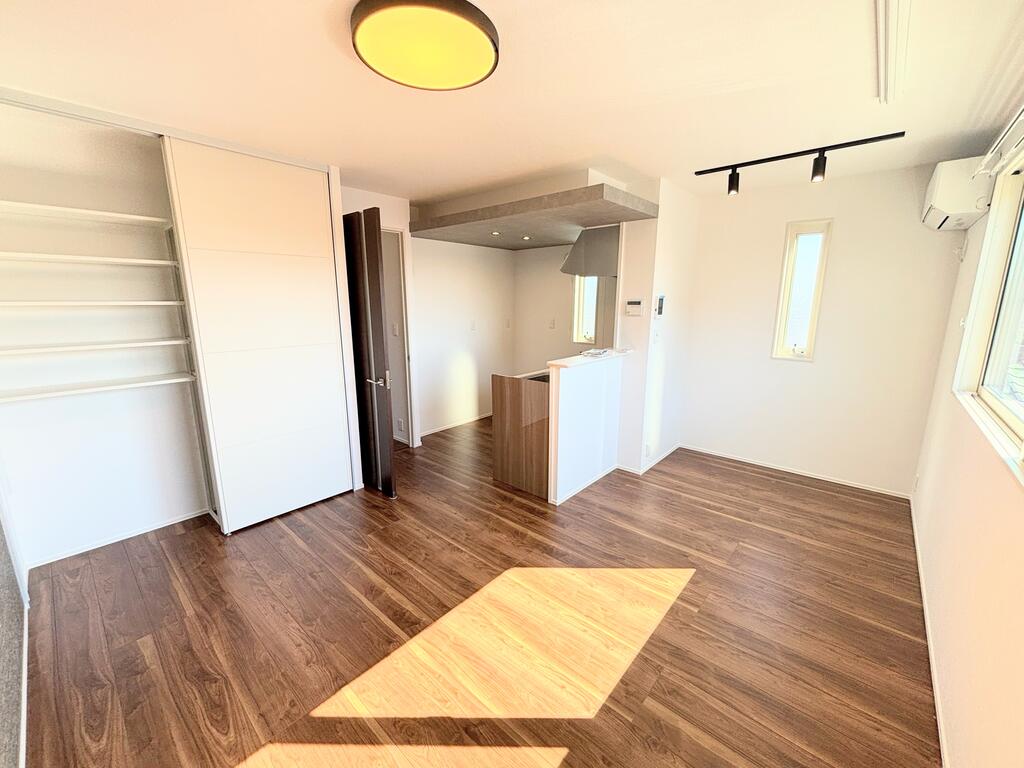 居室・リビング　※工事中のため一部未完成箇所がございます。