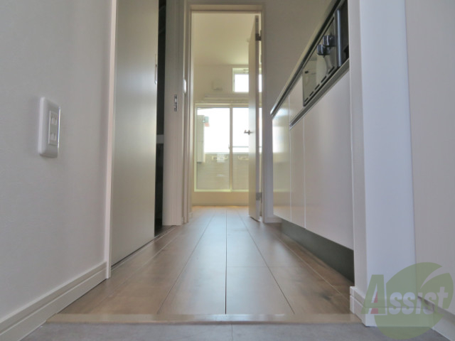 玄関　玄関から撮影しました。キッチン周りも圧迫感がなくていいですね