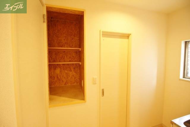 その他部屋・スペース　キッチン後ろに収納棚有り