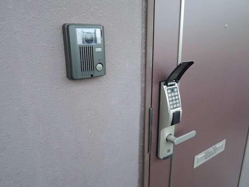 玄関　暗証番号入力式の電子ロックで遮音性にも優れています！