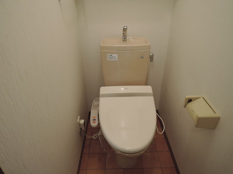 トイレ　上部には扉付きのサニタニーBOXあり便利！