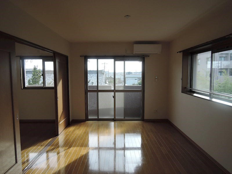 居室・リビング　南向きのバルコニーと２面採光で風通しも良好！