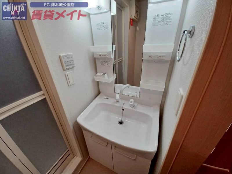 洗面設備　別部屋同型タイプ