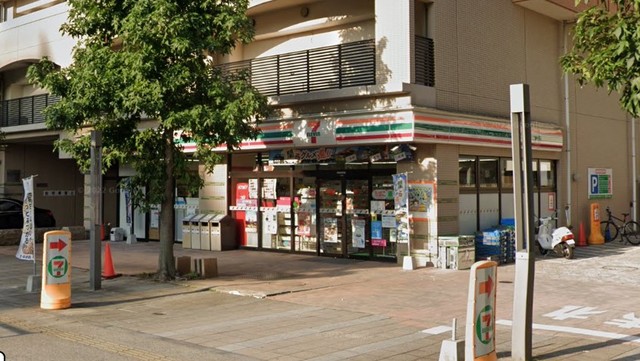 コンビニ　セブンイレブン足立西新井栄町1丁目店（コンビニ）まで334m