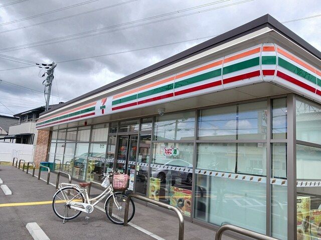 コンビニ　セブンイレブン（コンビニ）まで81m