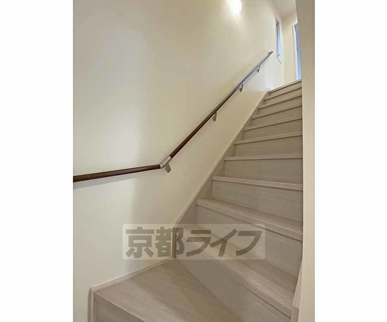 その他部屋・スペース　手すり付きの階段です。