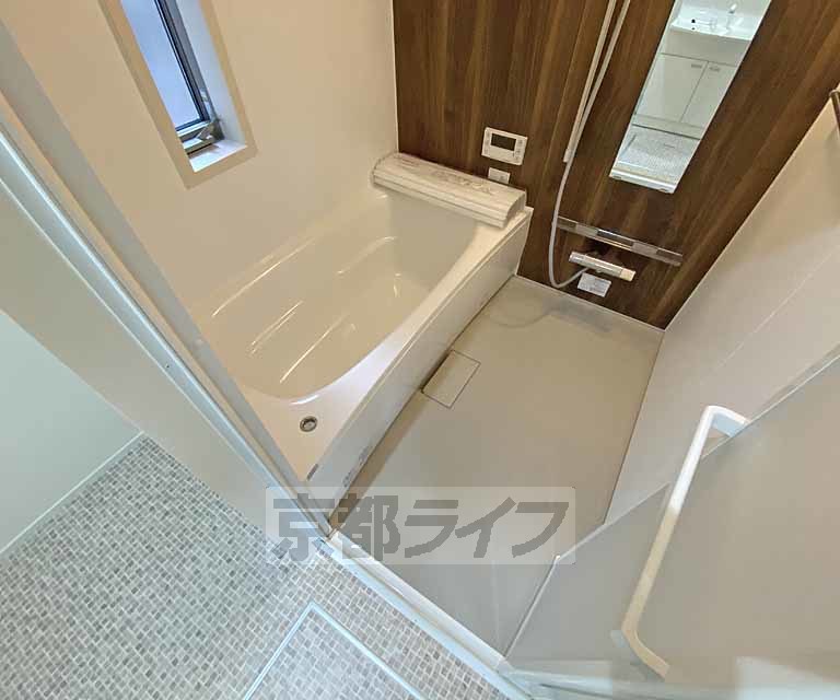 バス・シャワールーム　アクセントパネルがお洒落なゆとりある浴室です。