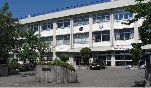 小学校　坂井東小学校（小学校）まで971m