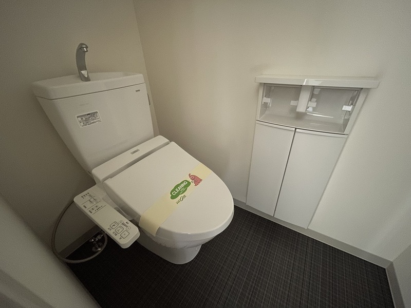 トイレ　※写真は別号室のものです。建具の色は異なります