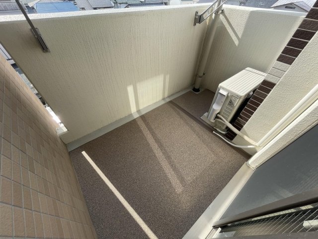 バルコニー　※写真は別号室のものです。建具の色は異なります