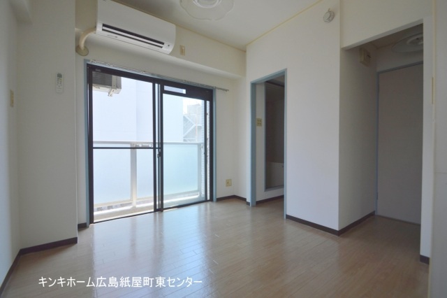 居室・リビング　バストイレ別の単身マンション